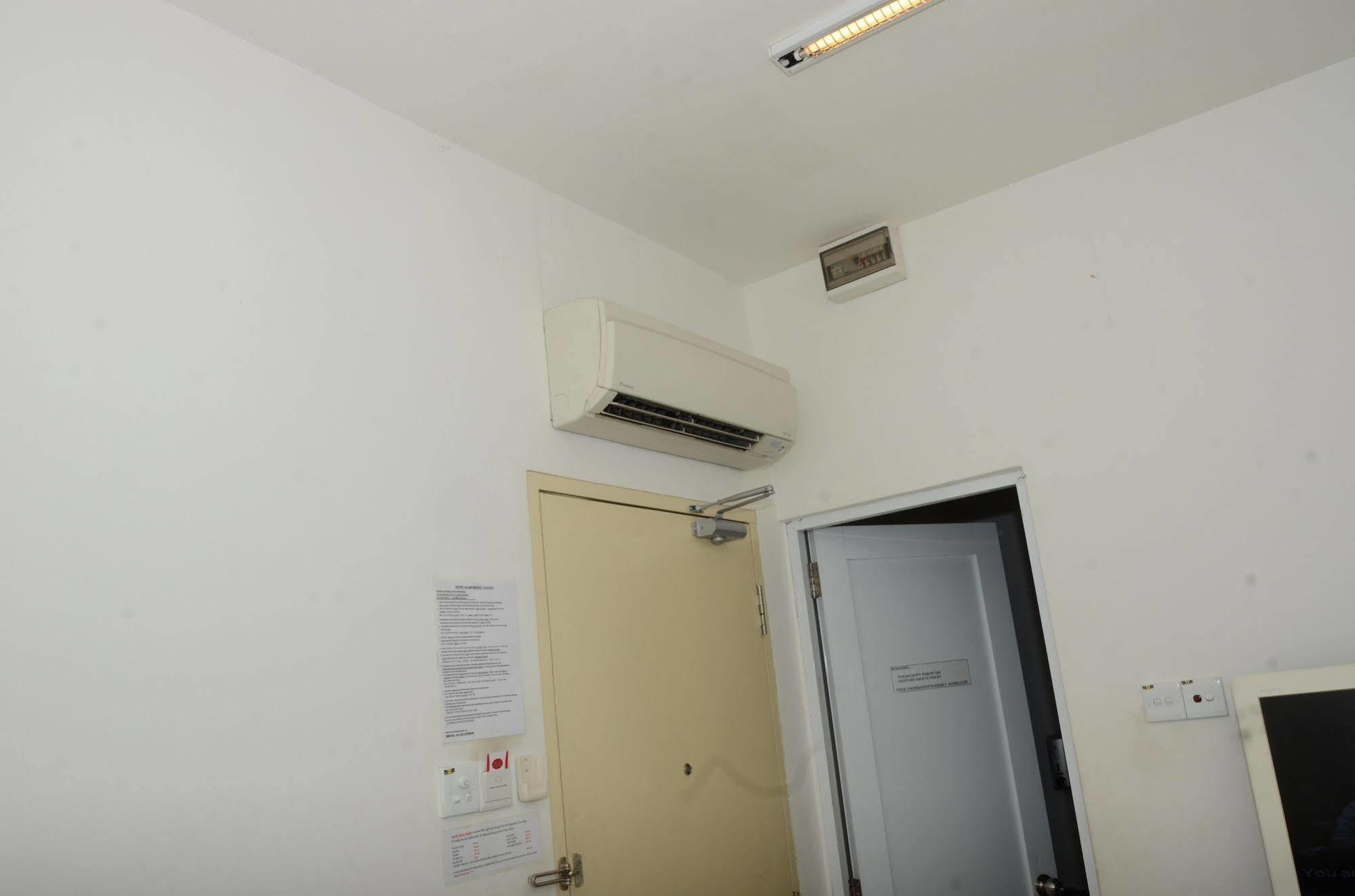 Hotel Alam Indi Τζόχορ Μπάχρου Εξωτερικό φωτογραφία